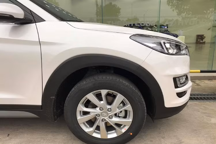 Ở phiên bản tiêu chuẩn, Hyundai Tucson 2020 nâng cấp được cắt giảm một số trang bị như mâm 19 inch hay đèn pha LED. Xe sử dụng đèn pha halogen + thấu kính truyền thống, nhưng vẫn có đèn LED ban ngày và điều khiển đèn pha tự động. Xe sử dụng “dàn chân” mâm 17 inch sơn một tông màu khá đơn điệu, ống xả đơn hay không có cửa sổ trời.