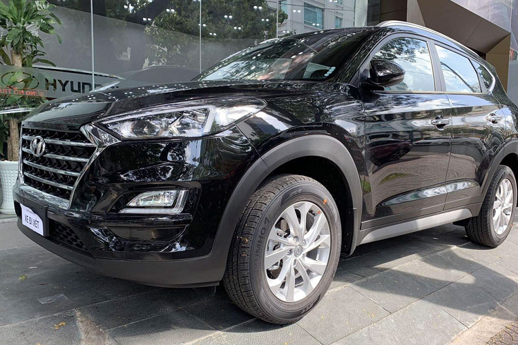 Nếu không đòi hỏi quá cao về trang bị an toàn, tiện nghi và hỗ trợ lái, giá xe Hyundai Tucson phiên bản tiêu chuẩn 2020 đang khá tốt. Nó được xem là một gợi ý dành cho người dùng đang có nhu cầu mua một chiếc CUV 5 chỗ với chi phí dưới 800 triệu đồng.
