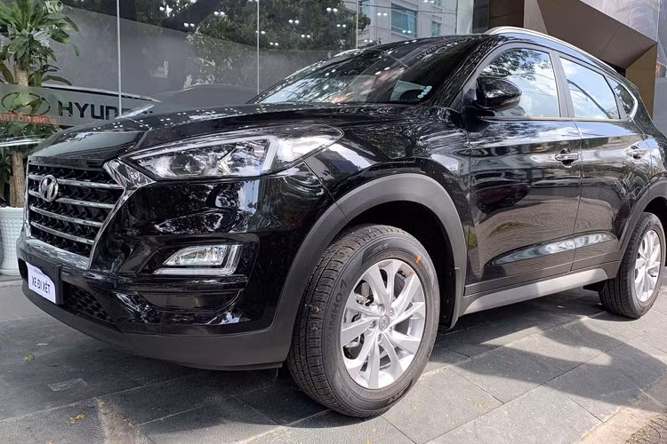 Nếu không đòi hỏi quá cao về trang bị an toàn, tiện nghi và hỗ trợ lái, giá xe Hyundai Tucson phiên bản tiêu chuẩn 2020 đang khá tốt. Nó được xem là một gợi ý dành cho người dùng đang có nhu cầu mua một chiếc CUV 5 chỗ với chi phí dưới 800 triệu đồng.