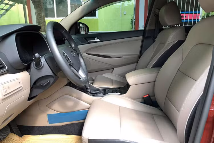 Mặc dù là bản base, nhưng Hyundai Tucson tiêu chuẩn vẫn được trang bị nhiều tiện nghi đủ dùng như: Gương hậu gập điện, chỉnh điện, báo rẽ và có chức năng sấy gương. Trong khi đó, cốp thông minh và một số tính năng như sạc không dây chuẩn Qi và điều khiển hành trình Cruise Control cũng bị cắt trên phiên bản này.