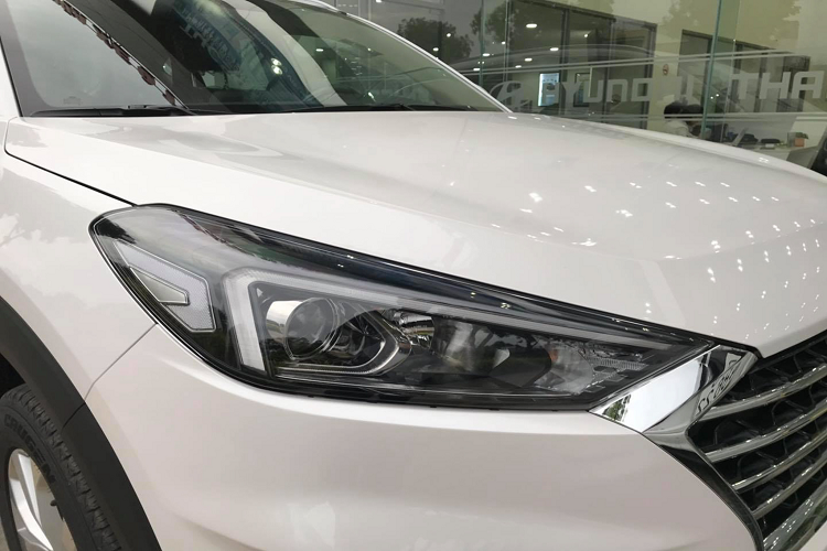 Nhờ đa dạng phiên bản và giá bán hấp dẫn, Hyundai Tucson đã đạt doanh số bán ra đứng đầu trong danh sách xe CUV 5 và 5+2 chỗ tại Việt Nam trong tháng 3/2020 vừa qua, doanh số của Tucson đạt 589 xe, xếp trên các mẫu xe như Hyundai SantaFe, Honda CR-V hay Mazda CX-5. Có thể thấy, Hyundai Tucson đã và đang “làm mưa làm gió” tại thị trường Việt Nam.