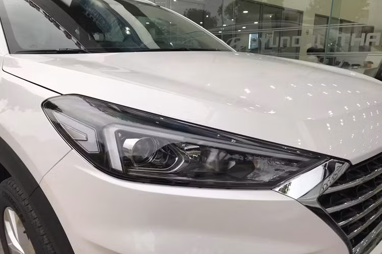 Nhờ đa dạng phiên bản và giá bán hấp dẫn, Hyundai Tucson đã đạt doanh số bán ra đứng đầu trong danh sách xe CUV 5 và 5+2 chỗ tại Việt Nam trong tháng 3/2020 vừa qua, doanh số của Tucson đạt 589 xe, xếp trên các mẫu xe như Hyundai SantaFe, Honda CR-V hay Mazda CX-5. Có thể thấy, Hyundai Tucson đã và đang “làm mưa làm gió” tại thị trường Việt Nam.