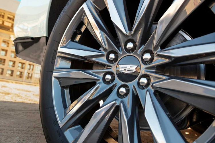 Và trong khi các mức giá kể trên thuộc về những phiên bản với hệ dẫn động cầu sau, tùy chọn hệ truyền động AWD sẽ tiêu tốn thêm của bạn một khoản khoảng 3.000 USD, tương đương 70 triệu đồng tiền Việt. Ngoài ra, phiên bản trục cơ sở dài Escalade ESV dự kiến sẽ còn đắt hơn nữa.