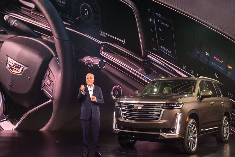 Tiếp theo, với 85.695 USD (khoảng hơn 2 tỷ đồng), bạn sẽ có thêm lựa chọn với phiên bản Cadillac Escalade 2021 mới bản Premium Luxury với gói trang bị Hiệu năng, bao gồm một loạt các trang bị như hệ thống kiểm soát Magnetic Ride Control, vi sai chống trượt điện tử, và gói Trailering Integration. Gói trang bị này sẽ bao gồm bộ điều khiển phanh, các hệ thống hỗ trợ và một camera.