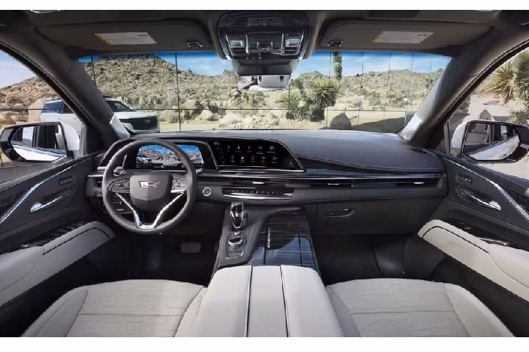 Về động cơ, hãng xe sang Cadillac của Mỹ mang tới 2 lựa chọn trên Escalade 2021 bao gồm khối máy xăng V8 6.2 lít tiêu chuẩn với 420 mã và 623 Nm; song song với động cơ dầu 3.0 lít Turbodiesel với công suất 277 mã và 620 Nm.