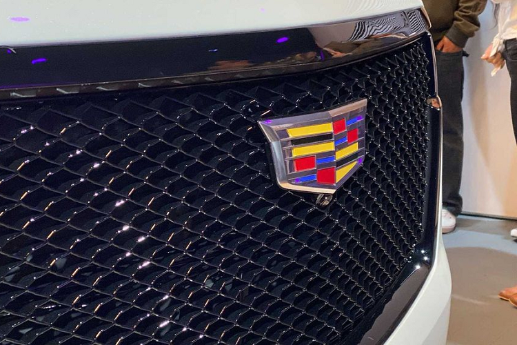 Chưa hết, đắt đỏ nhất trong danh sách này là phiên bản Cadillac Escalade Platinum 2021 với 2 kiểu trang trí Premium Luxury và Sport, kèm mức giá bán từ 101.745 USD (2,38 tỷ đồng), chưa kể option.