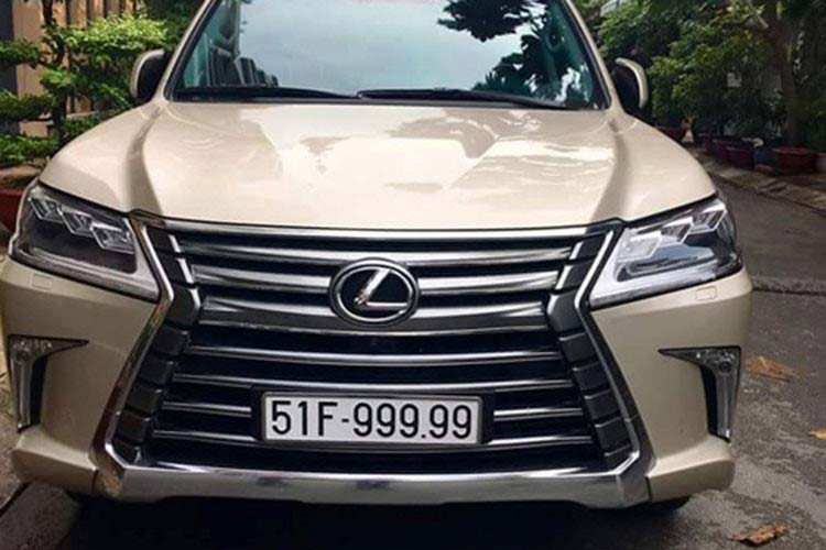 Được biết, đây không phải là chiếc Lexus LX570 đầu tiên ở Việt Nam đeo biển số đẹp như tứ quý hoặc ngũ quý. Trước đó, đầu số 51H-999.99 cũng đã thuộc về một chiếc Lexus LX570 đời cũ trong ảnh. Ngoài ra, còn có không ít những chiếc "chuyên cơ mặt đất" Lexus LX570 đeo biển "tứ quý" ở TP HCM, Hà Nội và các tỉnh thành khác.