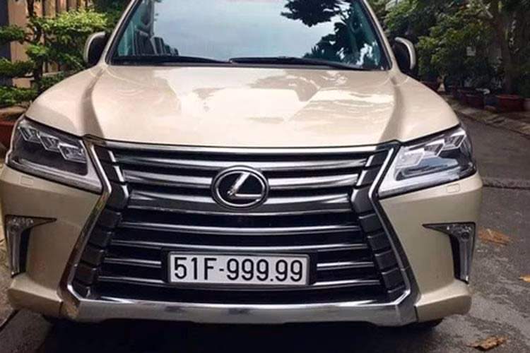 Được biết, đây không phải là chiếc Lexus LX570 đầu tiên ở Việt Nam đeo biển số đẹp như tứ quý hoặc ngũ quý. Trước đó, đầu số 51H-999.99 cũng đã thuộc về một chiếc Lexus LX570 đời cũ trong ảnh. Ngoài ra, còn có không ít những chiếc "chuyên cơ mặt đất" Lexus LX570 đeo biển "tứ quý" ở TP HCM, Hà Nội và các tỉnh thành khác.