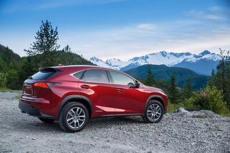 Một lựa chọn khác dành cho khách hàng là bản hybrid NX 300h, được trang bị động cơ 2.5L 4 xi-lanh kết hợp với 3 động cơ điện, hệ dẫn động AWD cho tổng công suất 194 mã lực. Chiếc crossover lai cần 9,1 giây để tăng tốc 0-96 km/h trước khi cán tốc độ tối đa 180 km/h.