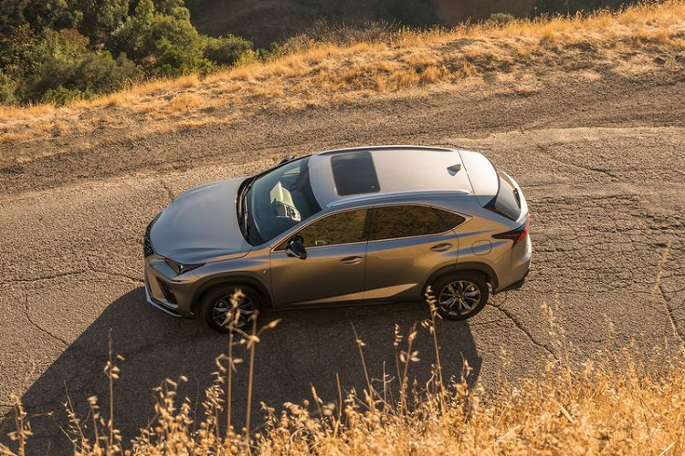 Không có bất kỳ thay đổi nào xảy ra ở hệ truyền động của Lexus NX 2021, điều đó có nghĩa là phiên bản NX 300 tiêu chuẩn vẫn dùng động cơ tăng áp 2.0L 4 xi-lanh cho công suất 235 mã lực và mô-men xoắn cực đại 349 Nm, đi kèm là hộp số tự động 6 cấp và hệ dẫn động tùy chọn AWD.