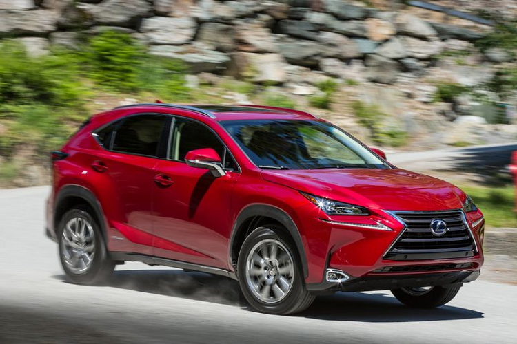 Có thể thấy, khả năng hiệu suất của Lexus NX 300h kém hơn so với NX 300 (300h nặng hơn bởi có thêm gói pin) nhưng bù lại NX 300h tự hào với mức tiêu thụ nhiên liệu tốt hơn. Đánh giá tiêu hao nhiên liệu trung bình của Lexus NX 300h 2021 là 7,8 / 7,1 / 7,5 lít / 100 km (đô thị/cao tốc/hỗn hợp), trong khi NX 300 AWD đạt mức 10,6 / 8,4 / 9,8 lít / 100 km.