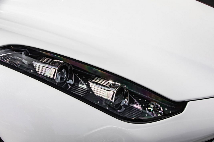 Đầu tiên, chiếc Koenigsegg mới nhất của Jeffrey là một trong số tám mươi chiếc Koenigsegg Regera đang và sắp được hãng siêu xe Thụy Điển sản xuất. Chiếc Regera này sở hữu ngoại thất màu trắng có tên gọi Diamond White, được sơn trực tiếp lên nền sợi carbon tạo nên thân xe. 