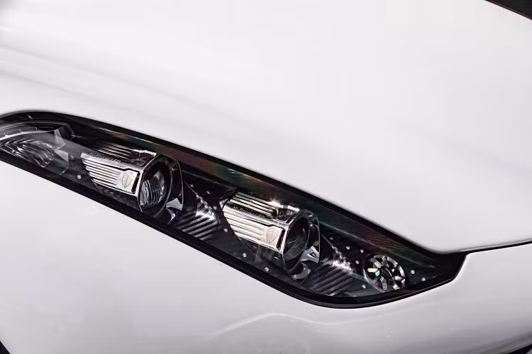 Đầu tiên, chiếc Koenigsegg mới nhất của Jeffrey là một trong số tám mươi chiếc Koenigsegg Regera đang và sắp được hãng siêu xe Thụy Điển sản xuất. Chiếc Regera này sở hữu ngoại thất màu trắng có tên gọi Diamond White, được sơn trực tiếp lên nền sợi carbon tạo nên thân xe. 