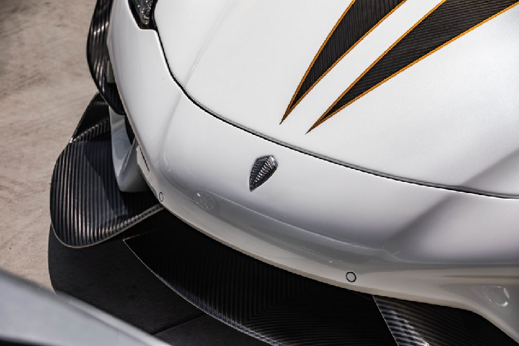 Bên trong khoang lái, nội thất của chiếc Regera này được bọc da, da lộn Alcantara màu đen với các đường chỉ khâu tương phản, thêu quả trám trên ghế màu trắng. Sợi carbon cũng được sử dụng rộng rãi như một vật liệu trang trí, bên cạnh nhôm. Buồng lái được tạo nên từ một bộ khung carbon vững chắc.