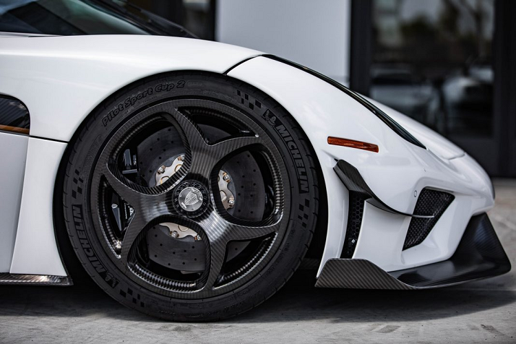 Koenigsegg Reger hybrid đầu tiên của hãng siêu xe Thuỵ Điển, nó được trang bị một động cơ V8 tăng áp kép, dung tích 5.0 lít cùng ba mô-tơ điện. Động cơ này sản sinh công suất cực đại 1.100 mã lực, kết hợp cùng các mô-tơ điện cho ra tổng công suất lên đến 1.500 mã lực. Koenigsegg đã phát triển cho Regera hộp số Direct Drive (KDD) với chỉ một cấp số duy nhất, nối trục khuỷu và hệ đẫn động. 