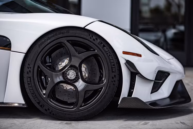 Koenigsegg Reger hybrid đầu tiên của hãng siêu xe Thuỵ Điển, nó được trang bị một động cơ V8 tăng áp kép, dung tích 5.0 lít cùng ba mô-tơ điện. Động cơ này sản sinh công suất cực đại 1.100 mã lực, kết hợp cùng các mô-tơ điện cho ra tổng công suất lên đến 1.500 mã lực. Koenigsegg đã phát triển cho Regera hộp số Direct Drive (KDD) với chỉ một cấp số duy nhất, nối trục khuỷu và hệ đẫn động. 