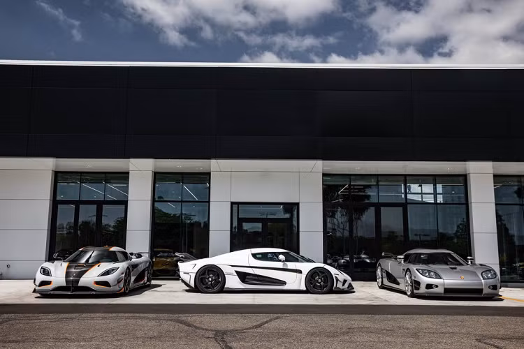 Bộ ba độc đáo này đã ngốn của speedy_jeff số tiền gần 10 triệu USD. Trong đó, chiếc Agera RS là chiếc đắt nhất với giá bán khoảng 4 triệu USD khi mua mới và hiện tại nó có giá lên đến gần 10 triệu USD do chỉ được sản xuất giới hạn 29 chiếc. Regera có giá bán ở mức trên 2 triệu USD, tuy nhiên những chi tiết cá nhân hóa có thể khiến giá xe bị đẩy lên mức gần 3 triệu USD. CCX là mẫu xe có giá rẻ nhất, gần 1 triệu USD vào thời điểm mà nó được bán ra.