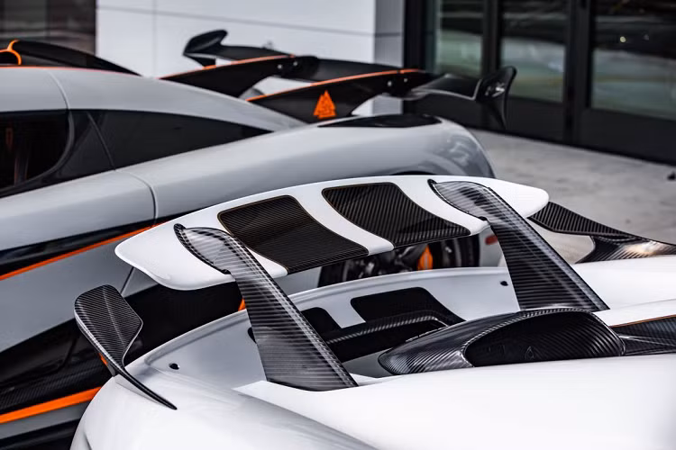 Chiếc Koenigsegg Agera RS của Jeffrey có tên Valhall, sở hữu màu sơn ngoại thất xám với tên gọi Battleship Grey, liên tưởng đến những màu sơn xám của những chiếc chiến hạm. Ngoại thất được tô điểm bằng các chi tiết màu cam cùng những đường sợi carbon ở khắp thân xe. Chiếc Koenigsegg CCX cũng không kém phần ấn tượng so với đàn em của mình khi là một trong số ít những chiếc CCX được nâng cấp lên gói Ghost Package bao gồm các chi tiết khí động học ở ngoại thất của xe. 