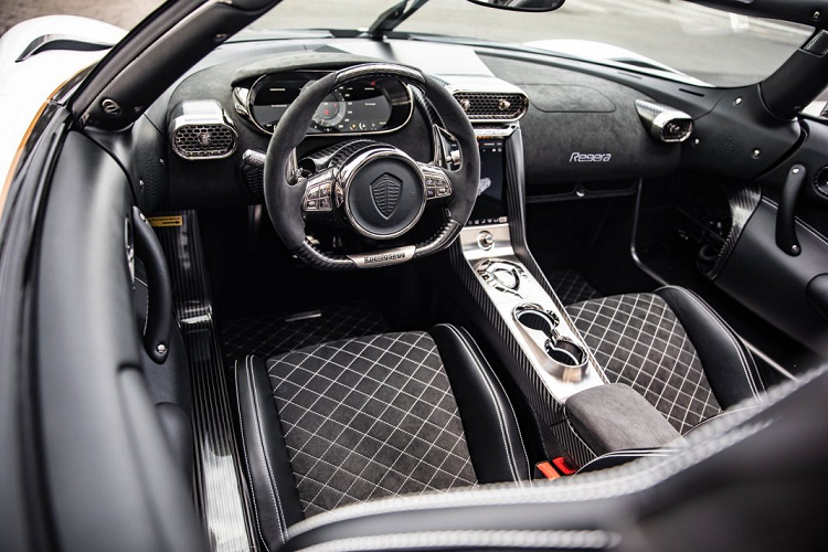 Ở tốc độ dưới 48 km/h, các mô-tơ điện sẽ hộ trợ động cơ đốt trong nhằm giúp xe di chuyển mượt mà hơn. Xe cũng được trang bị lẫy chuyển số, tuy nhiên lẫy này chỉ đóng vai trò mô phỏng cho hộp số tự động 7 cấp. Koenigsegg Regera có khả năng tăng tốc lên 100 km/h trong vòng chưa đầy ba giây và tốc độ tối đa đạt 420 km/h.