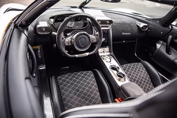 Ở tốc độ dưới 48 km/h, các mô-tơ điện sẽ hộ trợ động cơ đốt trong nhằm giúp xe di chuyển mượt mà hơn. Xe cũng được trang bị lẫy chuyển số, tuy nhiên lẫy này chỉ đóng vai trò mô phỏng cho hộp số tự động 7 cấp. Koenigsegg Regera có khả năng tăng tốc lên 100 km/h trong vòng chưa đầy ba giây và tốc độ tối đa đạt 420 km/h.