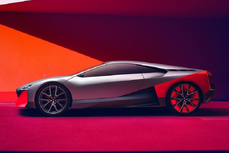 Về ngoại hình, concept BMW Vision M Next mới lấy cảm hứng trực tiếp từ siêu xe mang tính biểu tượng M1. Điều này có thể đã cho thấy trước phong cách thiết kế retro mà nhiều người mong đợi. Theo thông lệ, thiết kế cuối cùng mới là tạo hình hoàn chỉnh của mẫu xe, nhưng nó sẽ vẫn giữ lại những điểm đặc trưng trên mẫu xe concept ban đầu.