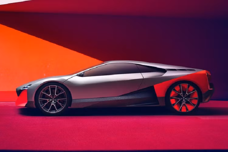 Về ngoại hình, concept BMW Vision M Next mới lấy cảm hứng trực tiếp từ siêu xe mang tính biểu tượng M1. Điều này có thể đã cho thấy trước phong cách thiết kế retro mà nhiều người mong đợi. Theo thông lệ, thiết kế cuối cùng mới là tạo hình hoàn chỉnh của mẫu xe, nhưng nó sẽ vẫn giữ lại những điểm đặc trưng trên mẫu xe concept ban đầu.