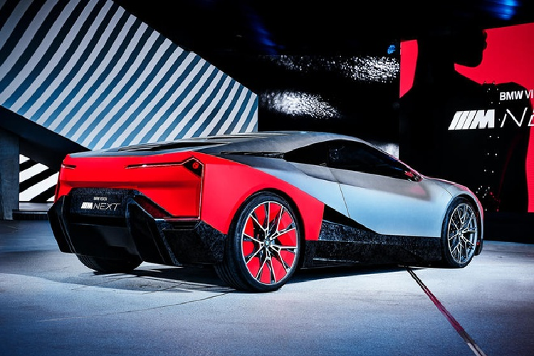 Tương tự i8, siêu xe mới sẽ tiếp tục trang bị hệ truyền động plug-in hybrid thay vì chạy điện hoàn toàn. Nó được cho là có cầu trước điện hóa kết hợp với động cơ xăng tăng áp, trong khi một mô-tơ điện sẽ phụ trách cầu sau. Tuy nhiên, BMW sẽ không trang bị động cơ 3 xi-lanh như trên BMW i8, thay vào đó là động cơ 4 xi-lanh. Sự kết hợp này có thể sẽ tạo ra tổng công suất 600 mã lực.