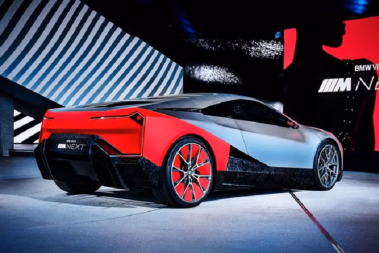 Tương tự i8, siêu xe mới sẽ tiếp tục trang bị hệ truyền động plug-in hybrid thay vì chạy điện hoàn toàn. Nó được cho là có cầu trước điện hóa kết hợp với động cơ xăng tăng áp, trong khi một mô-tơ điện sẽ phụ trách cầu sau. Tuy nhiên, BMW sẽ không trang bị động cơ 3 xi-lanh như trên BMW i8, thay vào đó là động cơ 4 xi-lanh. Sự kết hợp này có thể sẽ tạo ra tổng công suất 600 mã lực.