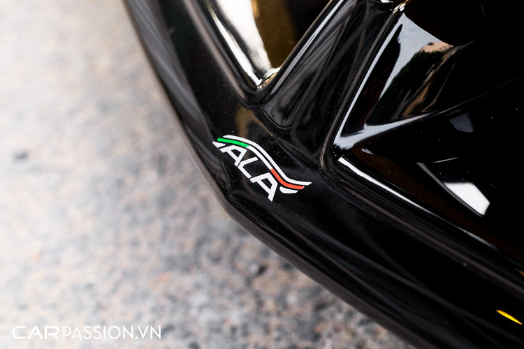 Được thương hiệu siêu xe nước Ý giới thiệu vào năm 2018, siêu xe Lamborghini Aventador SVJ được sản xuất giới hạn với chỉ 900 chiếc trên toàn thế giới, đồng thời đây còn là phiên bản nâng cấp của dòng xe Aventador với những cải tiến ưu việt về cả mặt thiết kế lẫn vận hành.