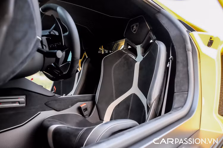 Đuôi xe có cánh gió lớn bằng sợi carbon được bắt cố định, phía bên dưới là bộ khuếch tán gió được làm từ vật liệu tương tự và có khá nhiều khe chia gió. Đèn hậu hình xương cá quen thuộc, nắp động cơ có dạng kín, điểm đặc biệt chính là hệ thống ống xả với hai chụp xả đặt đối xứng tương tự người anh em Huracan Performante.