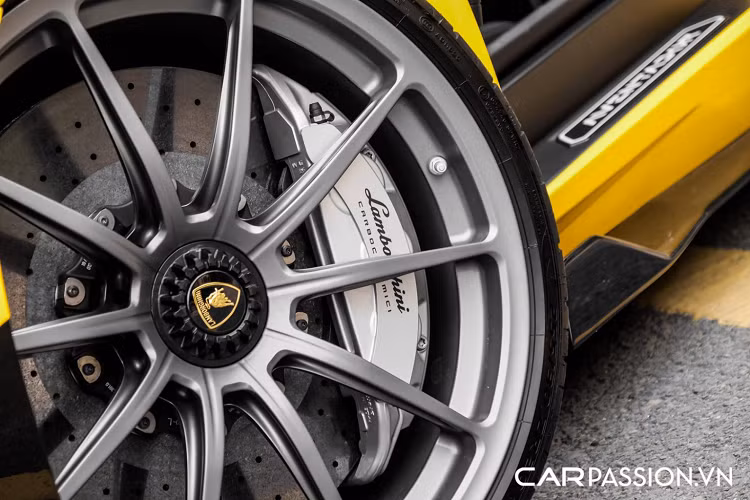 Cản trước với hai khe thoát khí đóng vai trò quan trọng giúp dẫn luồng không khí xuống mui xe để tạo lực ép. Cụm đèn chiếu sáng đặc trưng trên dòng xe Aventador vẫn được giữ nguyên, bên trong chóa đèn là đèn LED ban ngày hình chữ “Y” đẹp mắt. Phần đầu xe có sự xuất hiện của một cánh chia gió bằng sợi carbon.