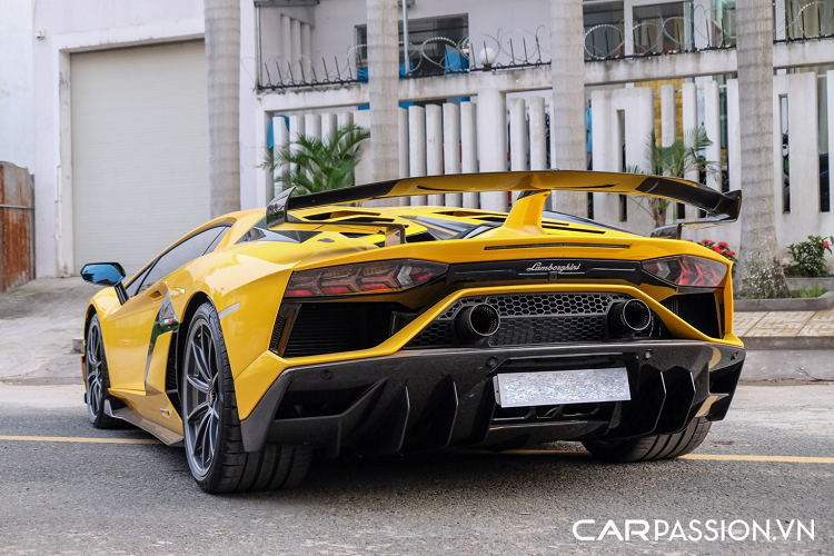 Lamborghini Aventador SVJ là phiên bản được thiết kế cho đường đua của chiếc Aventador S và là bản nâng cấp mạnh mẽ của Aventador SV. “SVJ” là chữ viết tắt của Super Veloce Jota, thương hiệu siêu xe nước Ý chỉ sản xuất vỏn vẹn 900 chiếc Aventador SVJ và 800 chiếc Aventador SVJ Roadster (biến thể mui trần). Chiếc Aventador SVJ thứ hai tại Việt Nam mang số thứ tự 791/900.