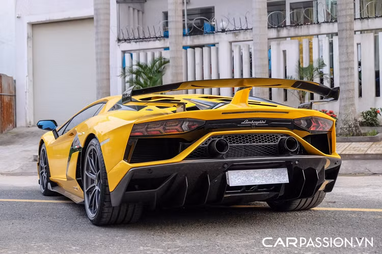 Lamborghini Aventador SVJ là phiên bản được thiết kế cho đường đua của chiếc Aventador S và là bản nâng cấp mạnh mẽ của Aventador SV. “SVJ” là chữ viết tắt của Super Veloce Jota, thương hiệu siêu xe nước Ý chỉ sản xuất vỏn vẹn 900 chiếc Aventador SVJ và 800 chiếc Aventador SVJ Roadster (biến thể mui trần). Chiếc Aventador SVJ thứ hai tại Việt Nam mang số thứ tự 791/900.