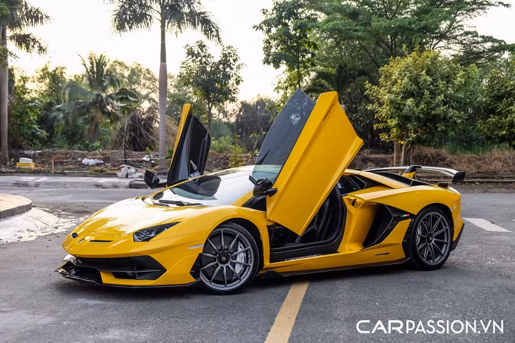 Vô-lăng của xe có thiết kế ba chấu thể thao, tích hợp lẫy chuyển số to bản và các nút chức năng hỗ trợ người lái. Cabin xe là sự kết hợp giữa da Alcantara và da bọc cao cấp, đi cùng với đó là chỉ khâu màu trắng tương phản. Khu vực trung tâm bao gồm một màn hình giải trí cỡ nhỏ, các nút bấm được lấy cảm hứng từ chi tiết trên chiến đấu cơ, nút chọn chế độ lái,… Aventador SVJ được trang bị 4 chế độ lái khác nhau là Strada, Sport, Corsa và Ego.