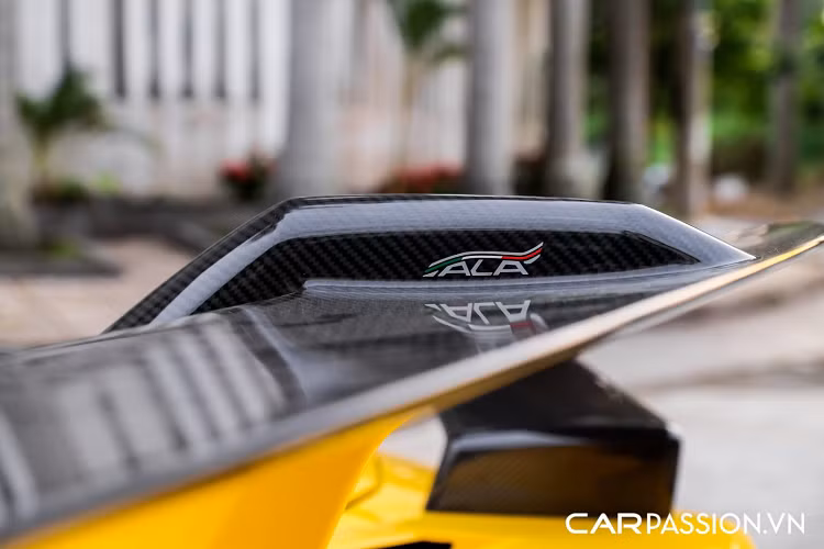 Aventador SVJ sở hữu những đường nét hầm hố và góc cạnh đặc trưng trên các mẫu siêu xe nhà Lamborghini, điểm nhấn là hệ thống khí động học Aerodinamica Lamborghini Attiva (ALA) từng được áp dụng trên Huracan Performante tiếp tục được các kĩ sư Lamborghini lựa chọn, tuy nhiên hệ thống này trên Aventador SVJ đã được thay đổi một chút và có tên là ALA 2.0. Phần đầu xe có sự xuất hiện của 2 lớp cản tạo nên hai tầng hút khí.