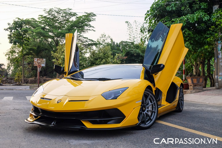 Khác biệt hoàn toàn với chiếc Lamborghini Aventador SVJ đầu tiên cập bến Việt Nam năm 2019, chiếc thứ hai sở hữu sơn ngoại thất màu vàng Giallo Evros, trái ngược với tông màu xanh Blu Glauco trên chiếc Aventador SVJ hiện đang “định cư” tại Hà Nội. Theo chia sẻ từ chủ nhân, để tạo cho xe một cái nhìn hiếu chiến hơn, anh đã không lựa chọn phần logo “SVJ” xuất hiện trên thân xe, đi kèm với đó là bộ mâm đa chấu nan mỏng đậm chất xe đua đường phố.