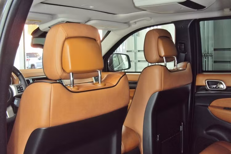 Cụ thể, chiếc xe này được trang bị hệ thống chống đạn NIJ-IIIA, bao gồm kính cửa sổ đa lớp dày 19 mm chèn thêm chất liệu polyvinyl, tấm ốp gầm chống lựu đạn, lớp bảo vệ động cơ và lốp run-flat. Thêm vào đó là hệ thống treo gia cố để phù hợp với trọng lượng xe tăng lên. Theo FCA Mexico, mẫu SUV này có thể chống được các loại đạn 9 mm Parabellum, 22 LR, 38 Special, 357 Magnum và 44 Magnum.