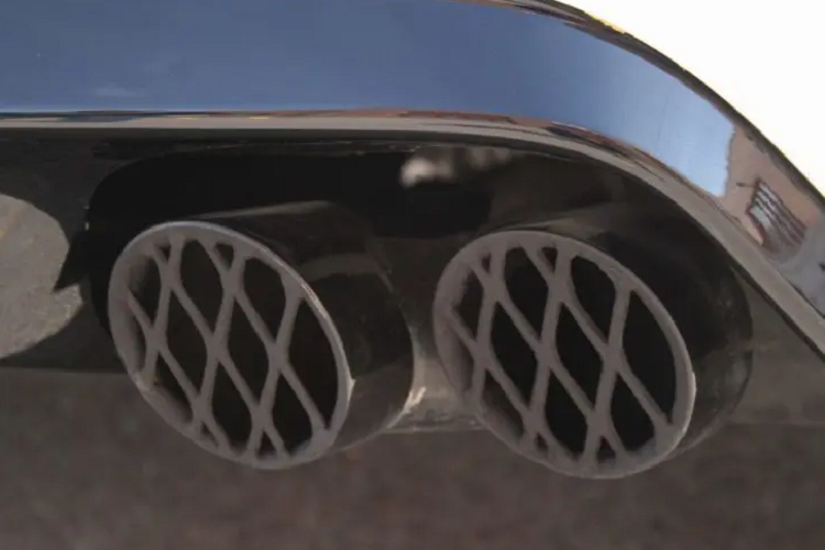 Cuối cùng là những trang bị an toàn như hệ thống kiểm soát lực kéo, hệ thống phát hiện điểm mù, hỗ trợ phanh, cảnh báo chuyển làn đường, cảnh báo va chạm phía trước, hệ thống kiểm soát hành trình thích ứng, cảnh báo áp suất lốp, hỗ trợ đỗ xe với camera lùi và cảm biến trước/sau.