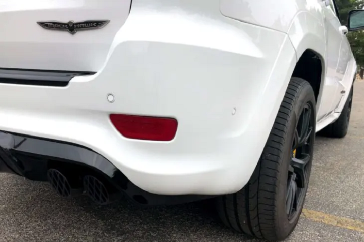 Bên trong, Jeep Grand Cherokee 2020 phiên bản bọc thép chống đạn được trang bị hệ thống điều hòa tự động 2 vùng, ghế bọc da Nappa, ghế trước chỉnh điện, hệ thống đèn LED nội thất, màn hình 7 inch trong bảng đồng hồ, màn hình thông tin giải trí Uconnect 8,4 inch hỗ trợ kết nối với điện thoại thông minh, hệ thống âm thanh Alpine cao cấp và sưởi vô lăng.