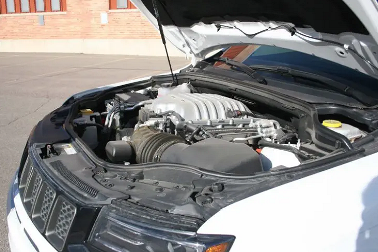 Không chỉ an toàn, Jeep Grand Cherokee 2020 phiên bản bọc thép chống đạn còn có nhiều trang bị tiện nghi. Được phát triển dựa trên bản Limited Luxury Advanced 4×4, Jeep Grand Cherokee Armored 2020 có đèn pha bi-xenon, dải đèn LED định vị ban ngày, bộ vành hợp kim 20 inch và gương ngoại thất chỉnh điện.