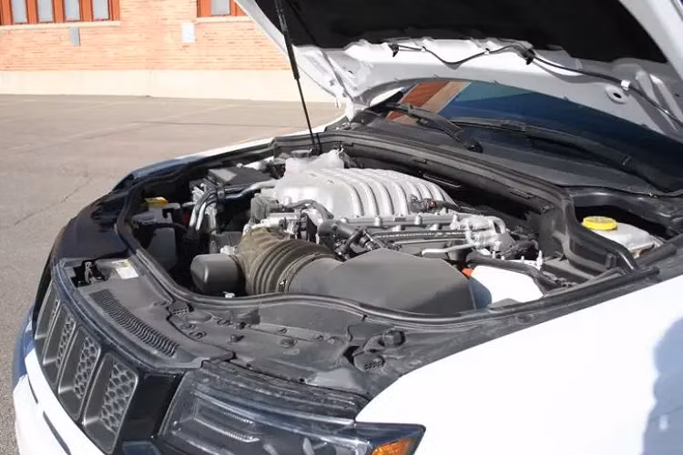 Không chỉ an toàn, Jeep Grand Cherokee 2020 phiên bản bọc thép chống đạn còn có nhiều trang bị tiện nghi. Được phát triển dựa trên bản Limited Luxury Advanced 4×4, Jeep Grand Cherokee Armored 2020 có đèn pha bi-xenon, dải đèn LED định vị ban ngày, bộ vành hợp kim 20 inch và gương ngoại thất chỉnh điện.