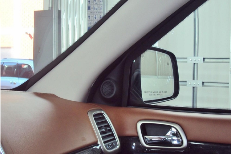 So với bản thường, Jeep Grand Cherokee Armored 2020 không có gì khác biệt về thiết kế. Tuy nhiên, nằm bên dưới màu sơn ngoại thất trắng muốt của xe là lớp bọc thép chống đạn do chính FCA Mexico sản xuất.