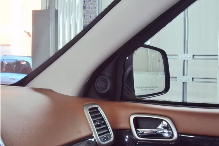 So với bản thường, Jeep Grand Cherokee Armored 2020 không có gì khác biệt về thiết kế. Tuy nhiên, nằm bên dưới màu sơn ngoại thất trắng muốt của xe là lớp bọc thép chống đạn do chính FCA Mexico sản xuất.