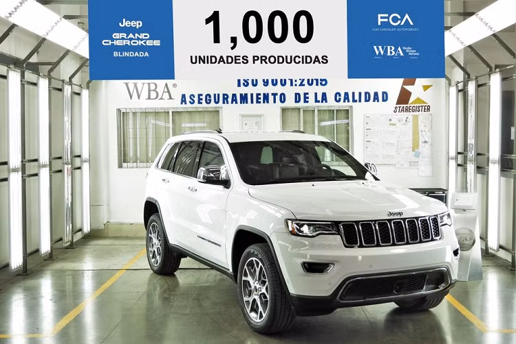 Jeep Grand Cherokee Armored 2020 trên thực tế là xe do chính chi nhánh Mexico của tập đoàn Fiat-Chrysler (FCA) sản xuất. Mới đây, nhà máy của FCA Mexico đã chính thức xuất xưởng chiếc Jeep Grand Cherokee 2020 bọc thép chống đạn thứ 1.000.