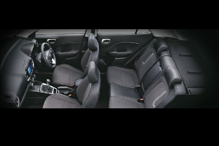 Cuối cùng, Venue 2020 hiện đang được Hyundai Singapore phân phối với 2 phiên bản bao gồm Venue 1.6 Auto và Venue 1.6 Auto “S” với giá bán lần lượt là 85.999 và 90.999 đô là Sing (tương đương 1,476 và 1,562 tỷ đồng). Hiện chưa có thông tin về kế hoạch tại thị trường Việt Nam tuy nhiên nếu vẫn giữ nguyên khung giá này, có lẽ Venue sẽ không còn là một chiếc SUV cạnh tranh trong phân khúc B…