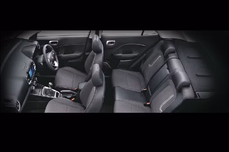 Cuối cùng, Venue 2020 hiện đang được Hyundai Singapore phân phối với 2 phiên bản bao gồm Venue 1.6 Auto và Venue 1.6 Auto “S” với giá bán lần lượt là 85.999 và 90.999 đô là Sing (tương đương 1,476 và 1,562 tỷ đồng). Hiện chưa có thông tin về kế hoạch tại thị trường Việt Nam tuy nhiên nếu vẫn giữ nguyên khung giá này, có lẽ Venue sẽ không còn là một chiếc SUV cạnh tranh trong phân khúc B…