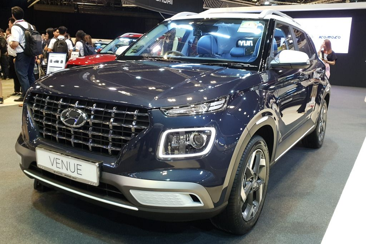 Tuy nhiên, giá xe Hyundai Venue trên trang chủ của Hyundai Singapore thậm chí lên tới 85.999 đô la Sing – tương đương gần 1,5 tỷ đồng do phải chịu thuế rất nặng tại Đảo quốc sư tử.