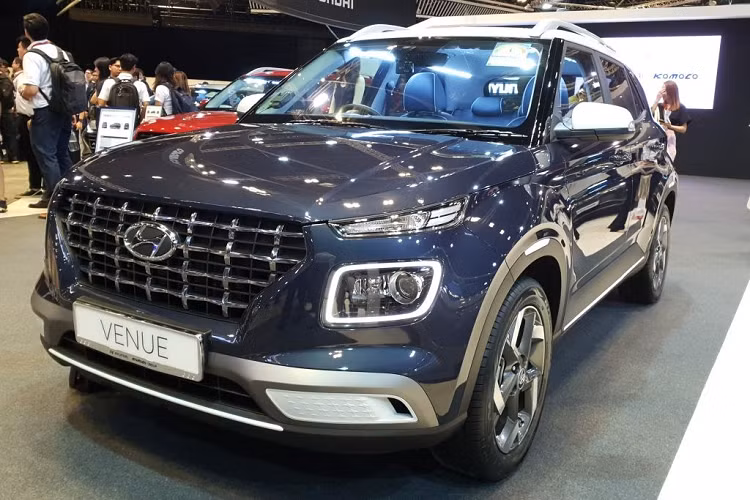 Tuy nhiên, giá xe Hyundai Venue trên trang chủ của Hyundai Singapore thậm chí lên tới 85.999 đô la Sing – tương đương gần 1,5 tỷ đồng do phải chịu thuế rất nặng tại Đảo quốc sư tử.