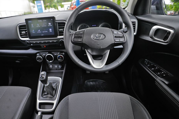 Về kích thước tổng thể, mẫu xe crossover Hyundai Venue 2020 sở hữu số đo dài x rộng x cao lần lượt là 3.995 x 1.770 x 1.605 mm, với trục cơ sở dài 2.500 mm. Khoang nội thất nhỏ gọn của Hyundai Venue được trang trí khá đơn giản với các ghế ngồi bọc da tỉ mỉ, màn hình LCD cảm ứng 8-inch hiển thị hệ thống thông tin giải trí, công nghệ kiểm soát H-VAC. Hyundai Venue 2020 tại Singapore được trang bị tính năng sưởi 3 chế độ, tích hợp trên 2 ghế trước và vô lăng.