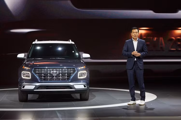 Là chiếc crossover nhỏ gọn nhất trong dòng sản phẩm, hãng xe Hàn Quốc định vị Hyundai Venue 2020 mới dưới 1 bậc so với người đàn anh Kona cùng với con số giá bán rất hấp dẫn. Cụ thể, giá bán niêm yết của Hyundai Venue tại Mỹ là từ 16.750 USD (388 triệu đồng), thấp hơn các mẫu xe đàn anh là Kona (19.100 USD – 443 triệu đồng), Tucson (21.600 USD – 500 triệu đồng) và Santa Fe (24.900 USD – 577 triệu đồng).